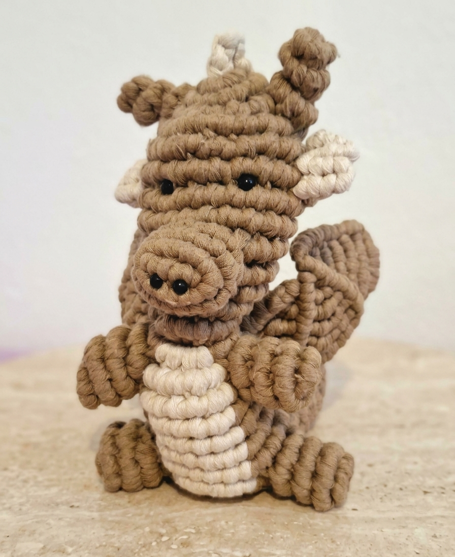 Escultura Baby Dragón de Macramé – Pieza Única (1 de 1)